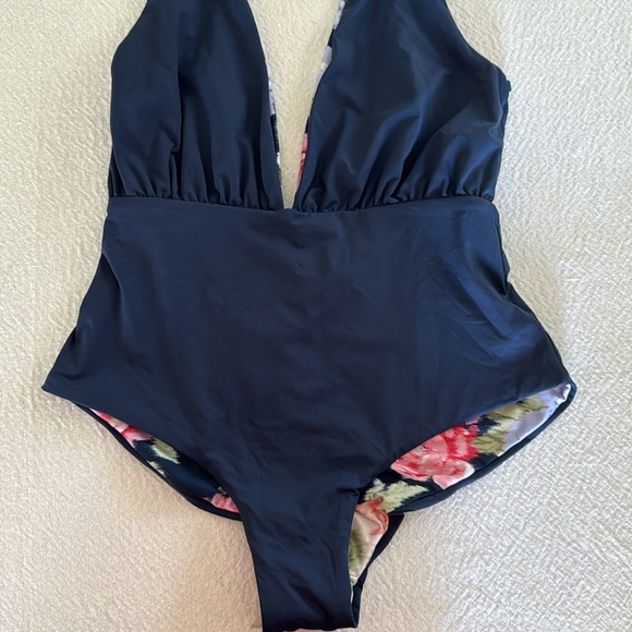 Maaji Women's Standard Plunge reversible swimsuit, Medium, $178 - Picture 11 of 13